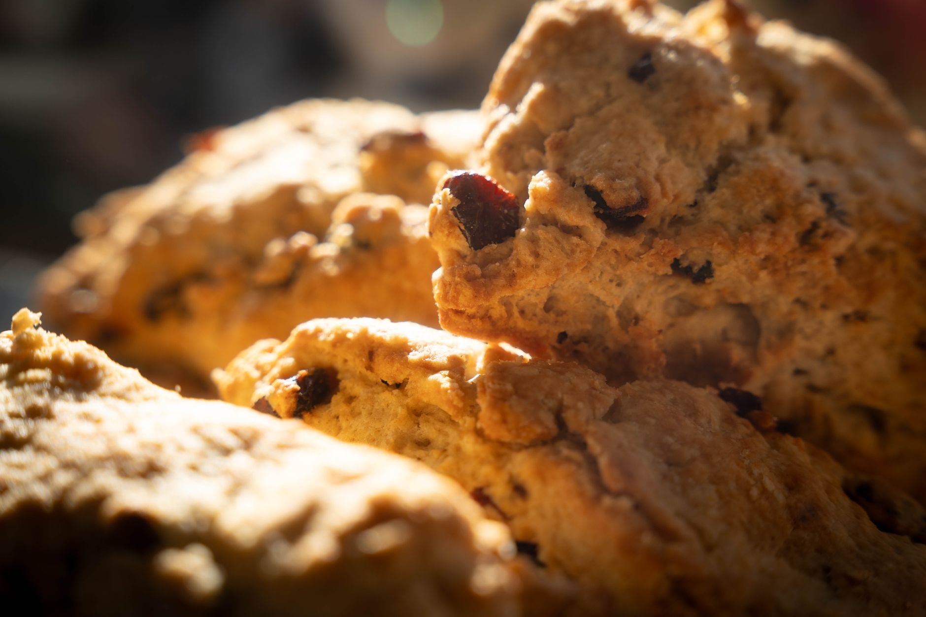 etażerka podwieczorkowa ze scones, kremem i konfiturą