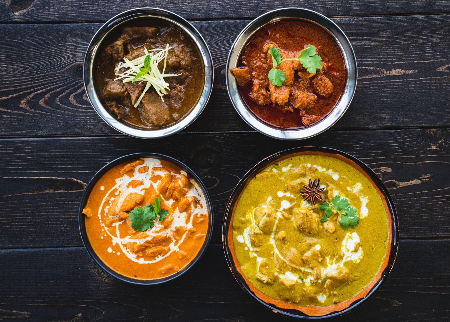 kremowe pomarańczowe curry z kawałkami kurczaka i chlebkiem naan