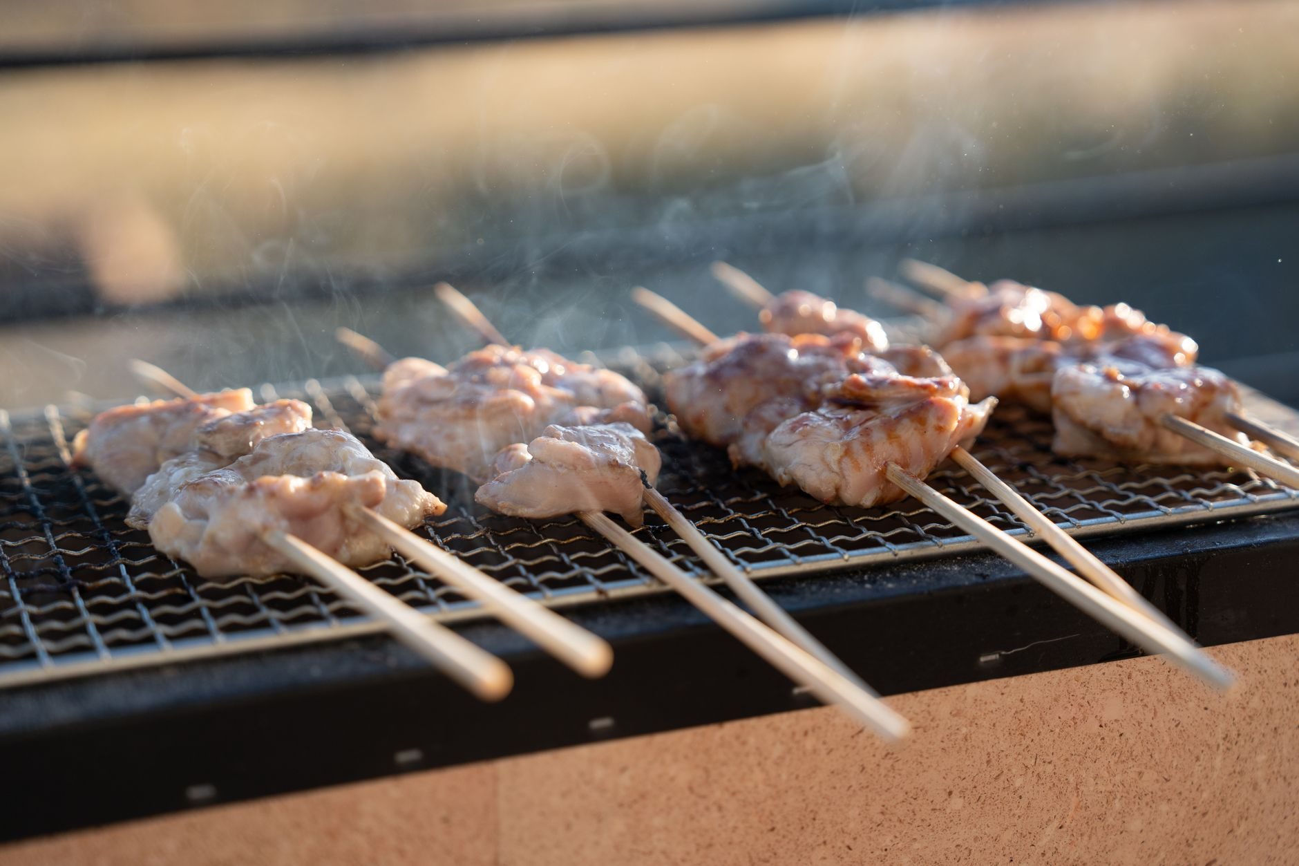 szaszłyki yakitori nad węglowym grillem w dymie