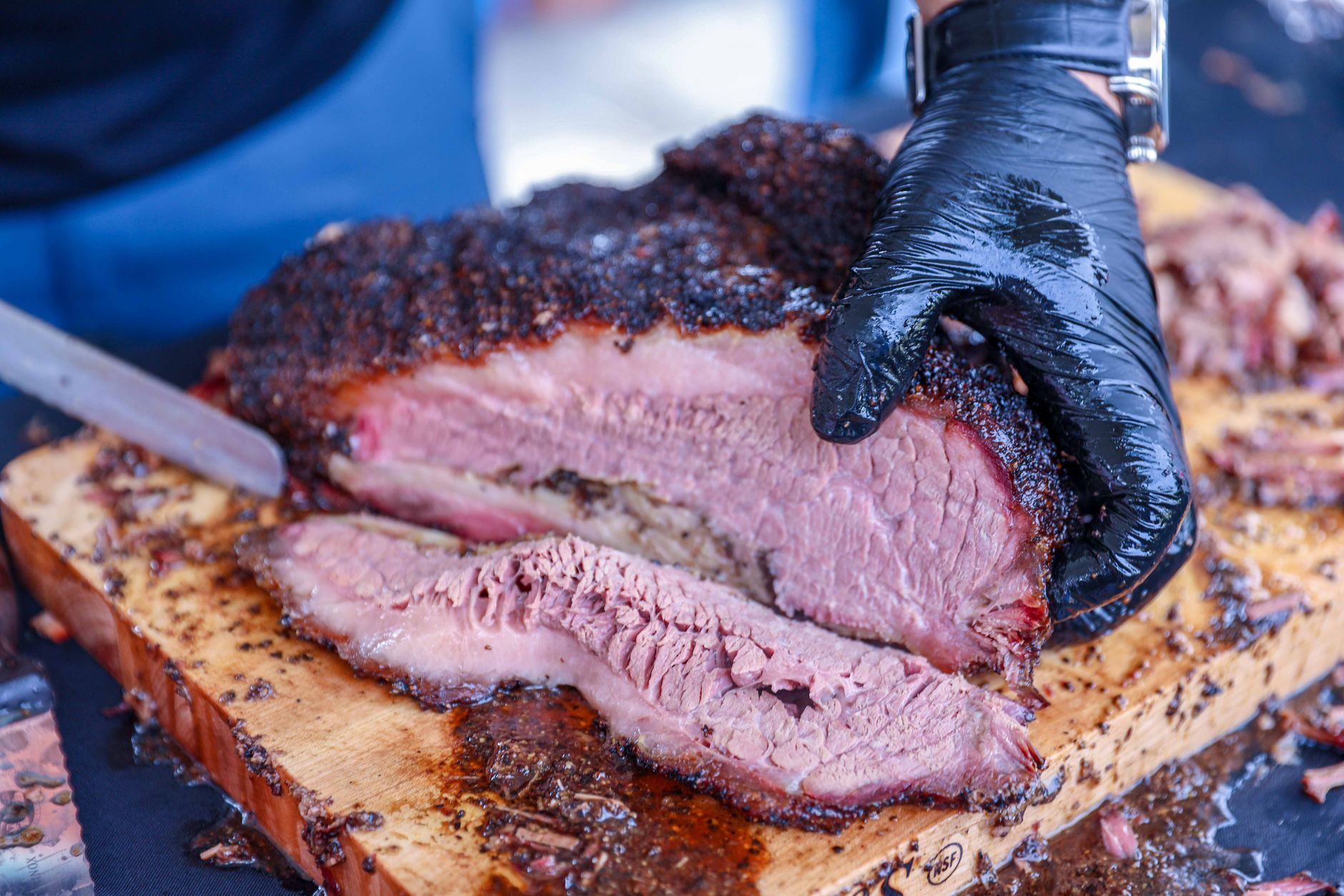 Kanapka ze smoked meat na chlebie żytnim